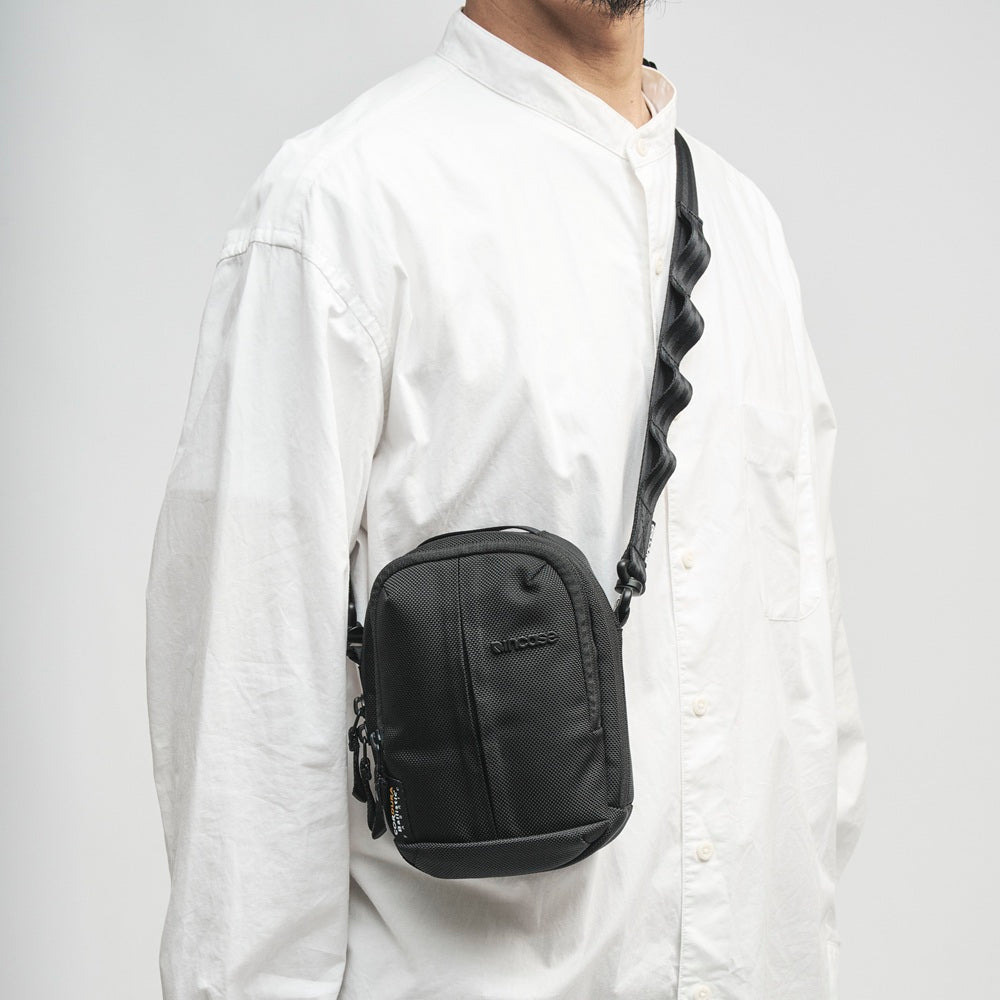 Tracks Small Shoulder Pouch / 2L -Black-