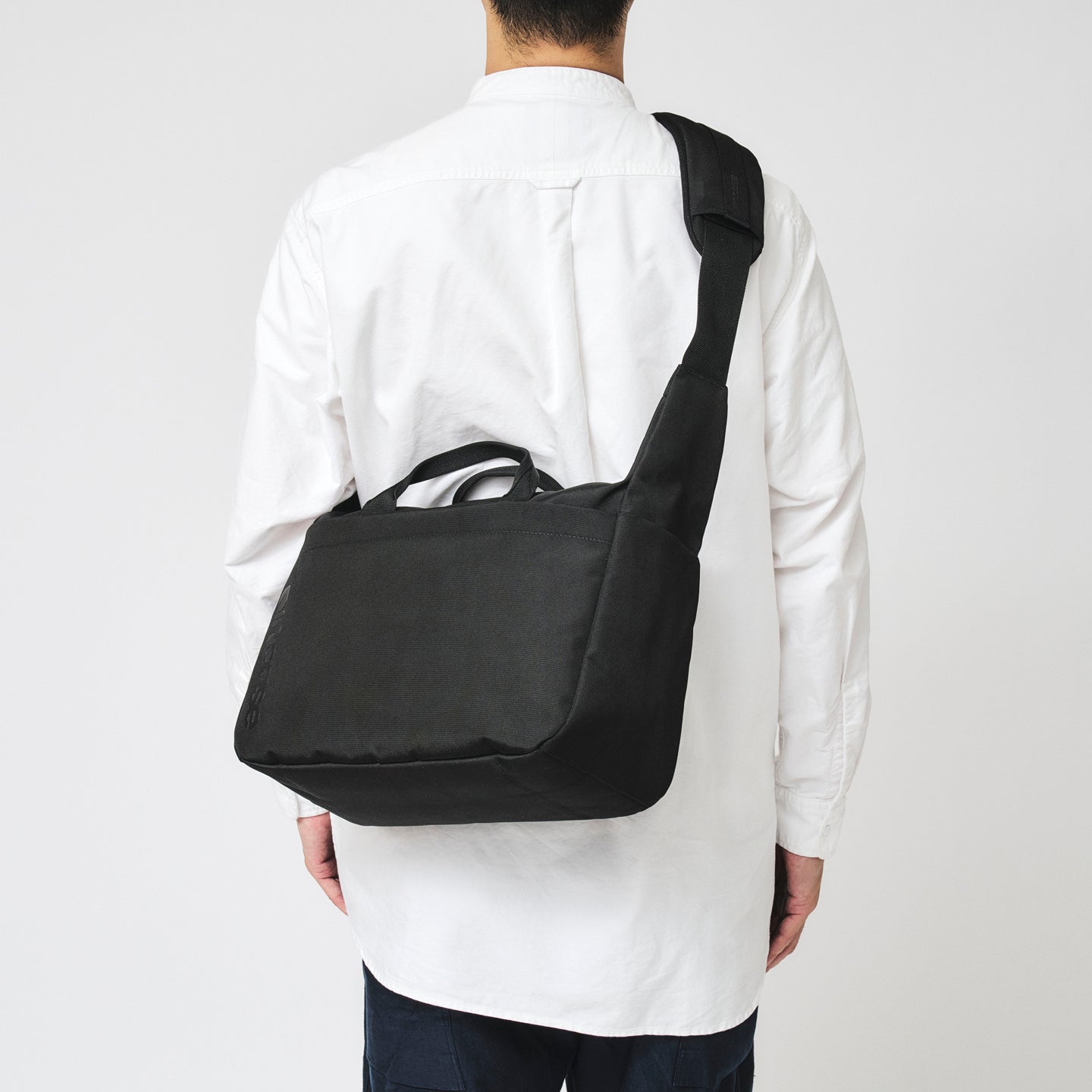 Grid Shoulder Bag 15L -Black-