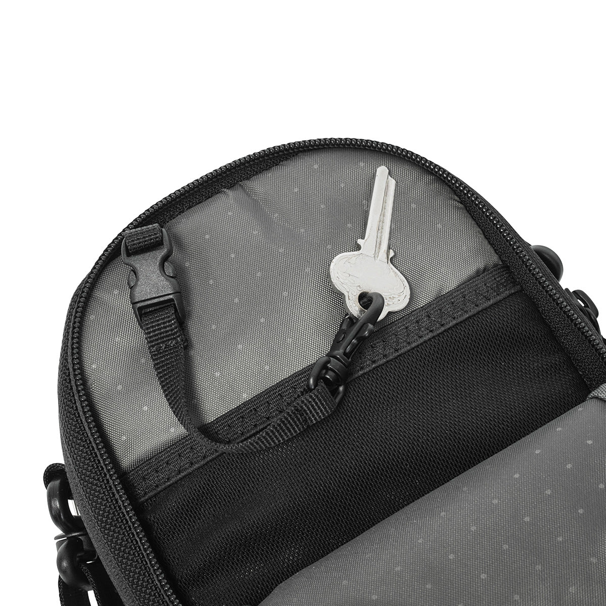 Tracks Small Shoulder Pouch / 2L -Black-