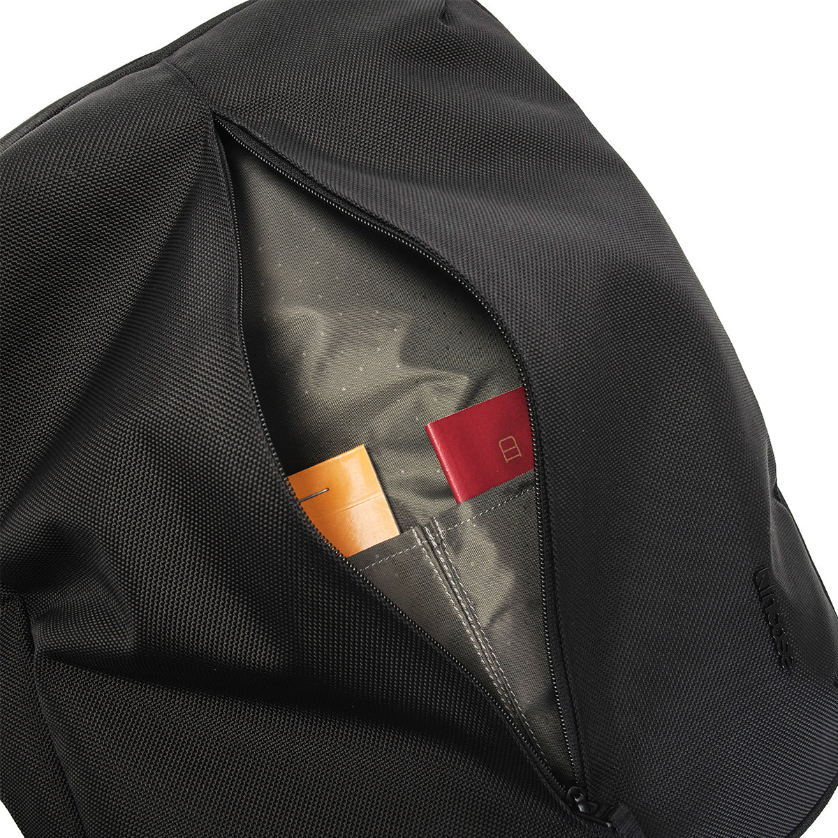 Tracks Two-Way Brief / 18L -Black-