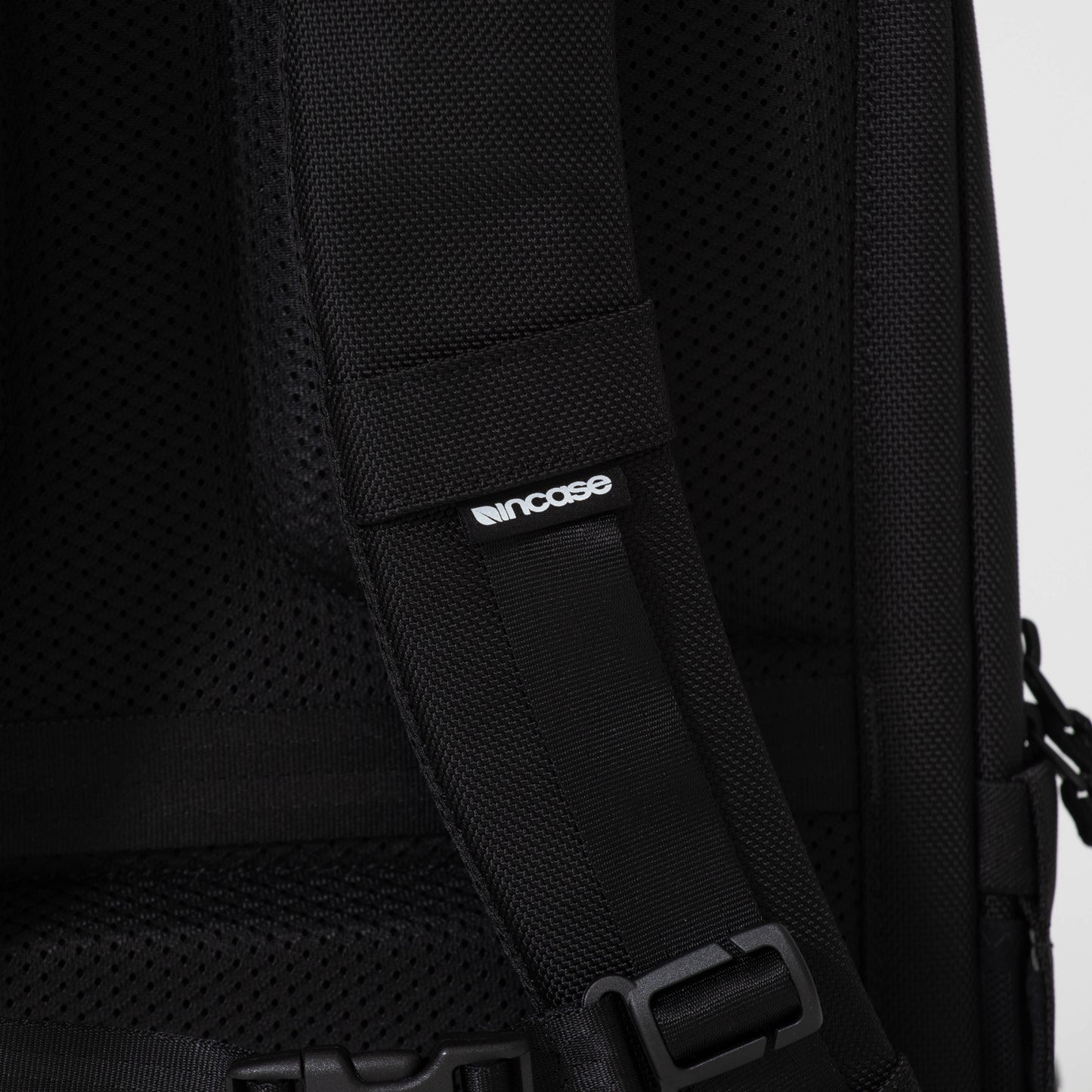 Tracks Backpack 25L -Black-
