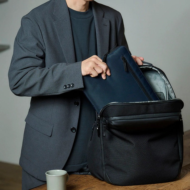 Compact Sleeve in Flight Nylon for MacBook Pro 14" -Navy-