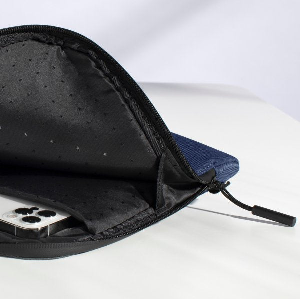 Facet Sleeve with Recycled Twill 13" -Navy-