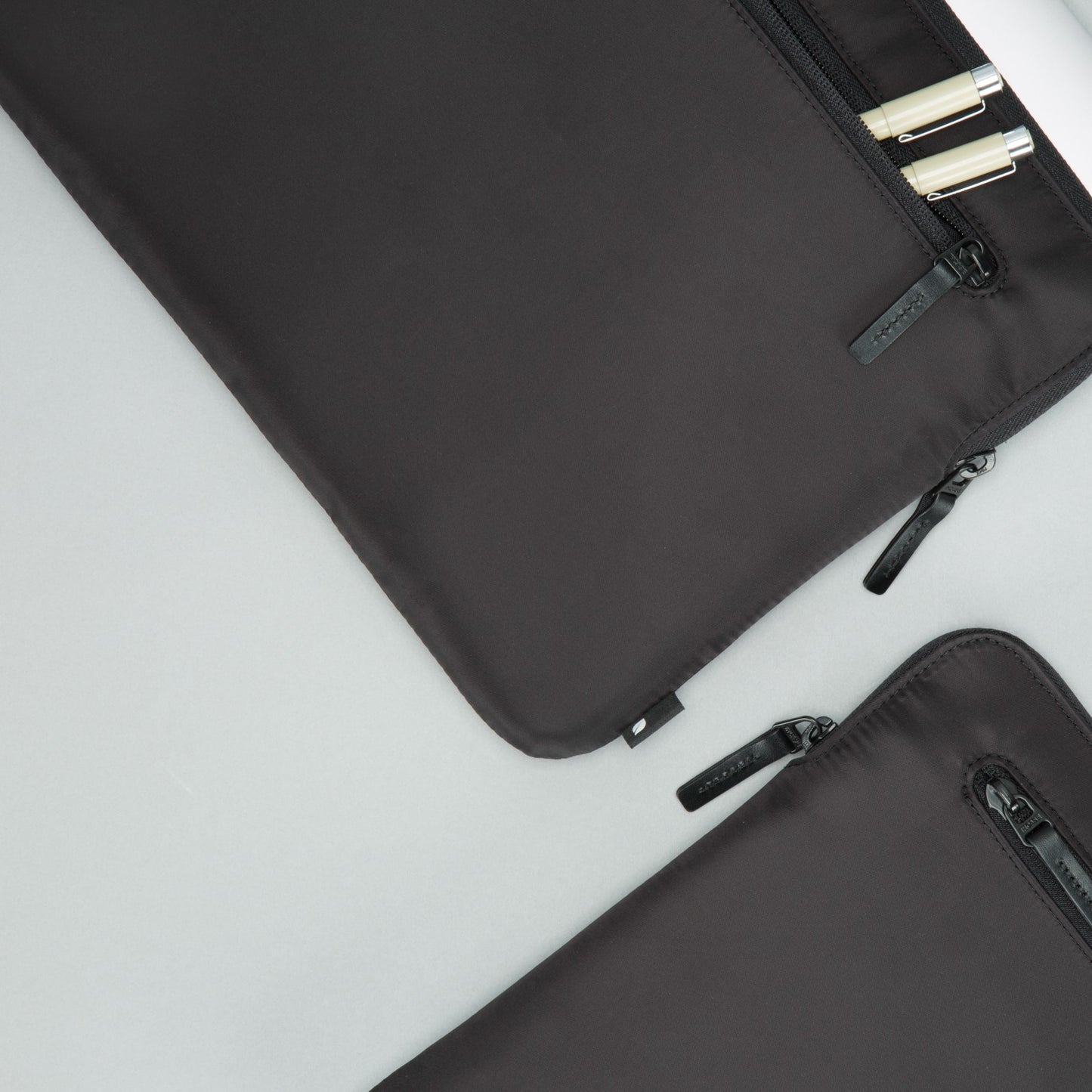 Compact Sleeve in Flight Nylon for MacBook Pro 13" -Black-