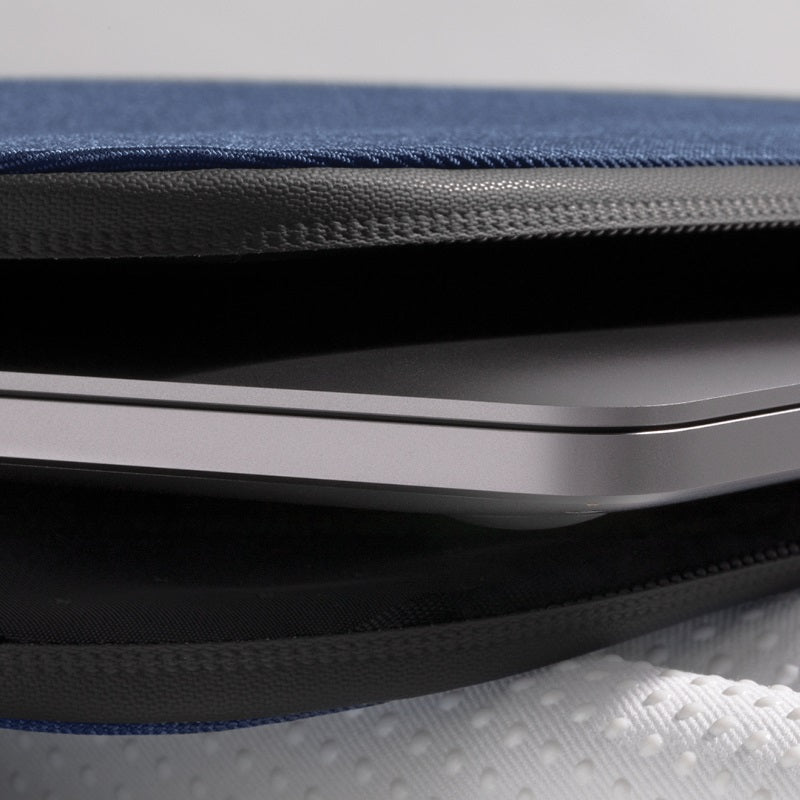 Facet Sleeve with Recycled Twill 13" -Navy-