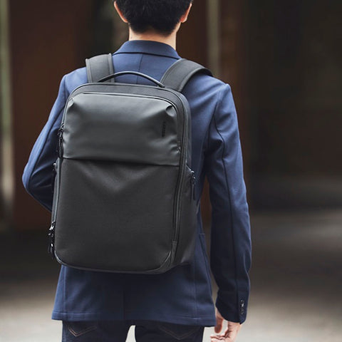 Incase A.R.C Daypac 軽さ